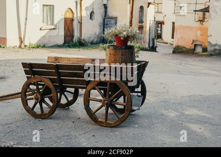 Hölzerne altmodische Wagen, dekorative Retro-Wagen im Hof, Vintage-Stand für Blumen, Garten Dekor Ideen Stockfoto