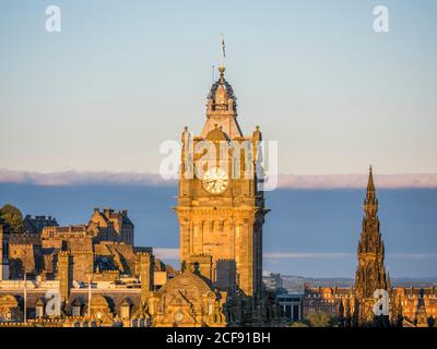 Sonnenaufgang, Landschaft mit dem Tower of the Balmoral Hotel und Edinburgh Castle, Scott Monument, Edinburgh, Schottland, Großbritannien, GB. Stockfoto