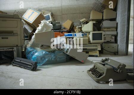 Sala Consilina, Salerno, Italien: Verlassene Ordner und Computer im Justizpalast geschlossen im September 2013 wegen der Ausgaben Überprüfung. ©Andrea Stockfoto