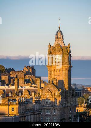 Sonnenaufgang, Landschaft mit dem Tower of the Balmoral Hotel und Edinburgh Castle, Edinburgh, Schottland, Großbritannien, GB. Stockfoto