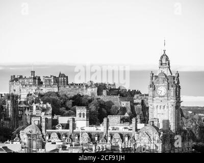 Sonnenaufgang, Schwarz-Weiß-Landschaft von Edinburgh, mit Edinburgh Castle, und Balmoral Hotel, Edinburgh, Schottland, Großbritannien, GB. Stockfoto