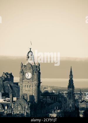 Sonnenaufgang, Schwarz-Weiß-Landschaft von Edinburgh, mit Edinburgh Castle, und Balmoral Hotel, Edinburgh, Schottland, Großbritannien, GB. Stockfoto