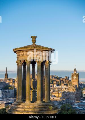 Sonnenaufgang, Blick auf Dugald Stewart Monument, Edinburgh Castle und The Tower of Balmoral Hotel, Edinburgh, Schottland, Großbritannien, GB. Stockfoto