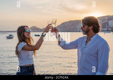 Vater und junge Tochter klirren Gläser Wein und lachen Wir feierten ein Familientreffen am Abend im Resort Stockfoto