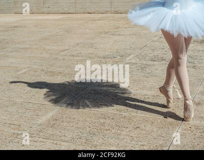 Ballerina steht auf Zehenspitzen klassische Position draußen Stockfoto