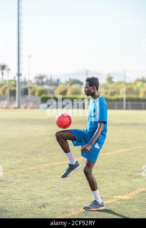 Ethnische Teenager jonglieren Fußball Stockfoto