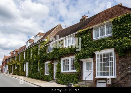 MIDHURST, WEST SUSSEX/UK - 1. SEPTEMBER : Blick auf Gebäude in Midhurst, West Sussex am 1. September 2020 Stockfoto