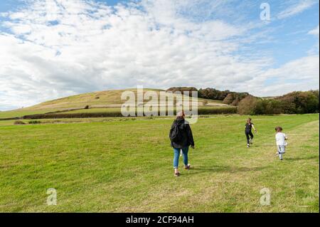 Familientag auf dem Land mit einem grünen üppigen Gras, Feldern und Wiesen gegen blau bewölkten Himmel. Stockfoto