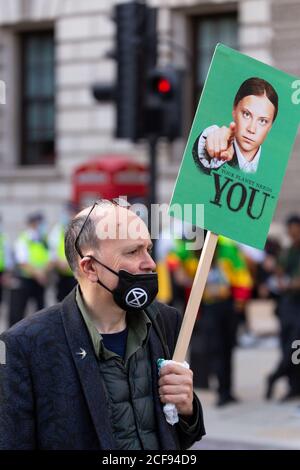 Protestant hält ein Schild mit dem Bild von Great Thunberg während der Extinction Rebellion Demonstration, Parliament Square, London, 1. September 2020 Stockfoto