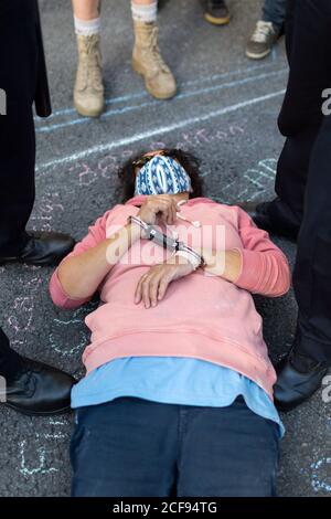 Protestant in Handschellen auf der Straße während der Extinction Rebellion Demonstration, Parliament Square, London, 1. September 2020 Stockfoto