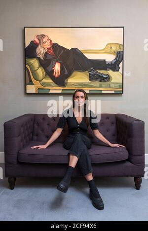 London, Großbritannien. September 2020. Ania Hobson (mit 'DR Martens') bei der Vorschau ihrer neuen Ausstellung in Hampsteads Catto Gallery. In ihrer Debut-Einzelausstellung in London zeigt die ehemalige Gewinnerin des BP Portrait Young Artist Awards ihre neuesten Bilder, die vom 5. Bis 23. September moderne Frauen feiern. Kredit: Stephen Chung / Alamy Live Nachrichten Stockfoto