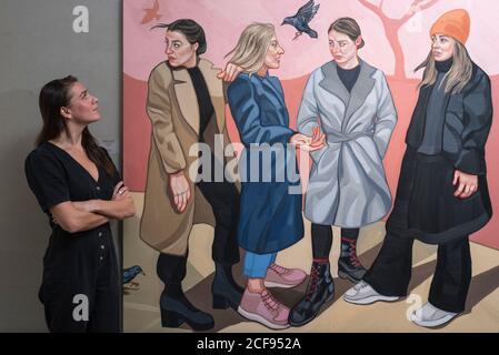 London, Großbritannien. September 2020. Ania Hobson (mit 'The Meet Up') bei der Vorschau ihrer neuen Ausstellung in Hampsteads Catto Gallery. In ihrer Debut-Einzelausstellung in London zeigt die ehemalige Gewinnerin des BP Portrait Young Artist Awards ihre neuesten Bilder, die vom 5. Bis 23. September moderne Frauen feiern. Kredit: Stephen Chung / Alamy Live Nachrichten Stockfoto