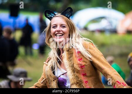 Hübsches Mädchen mit Katzenohren tanzen bei Wir sind nicht Ein Festival sozial distanzierte Veranstaltung in Pippingford Park - Camping Mit Festivalatmosphäre Stockfoto