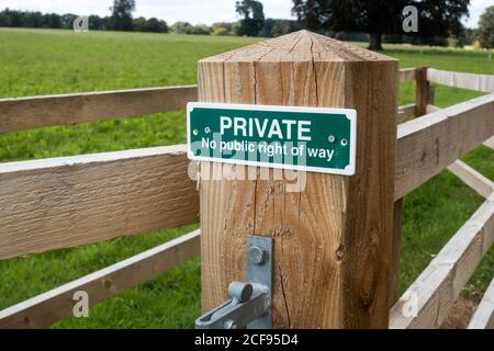 Private ‘kein öffentliches Wegerecht’ Hinweis auf einem hölzernen Gatepost Stockfoto