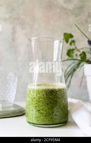 Gesunder grüner Smoothie Spinat, Avocado-Gurke und Kiwi mit Zitronensaft. Super Essen, Entgiftung und gesunde Ernährung Stockfoto