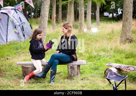 Moyther und Tochter bei der Korbweberei bei We Are Kein Festival sozial distanziert im Pippingford Park - Camping mit Festivalstimmung Stockfoto