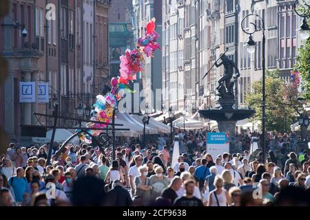 Fontanna Neptune (Neptun-Brunnen) auf dem Dlugi Targ (langer Markt) in der Hauptstadt im historischen Zentrum von Danzig, Polen. August 2020 Stockfoto