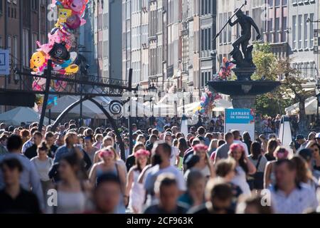 Fontanna Neptune (Neptun-Brunnen) auf dem Dlugi Targ (langer Markt) in der Hauptstadt im historischen Zentrum von Danzig, Polen. August 2020 Stockfoto