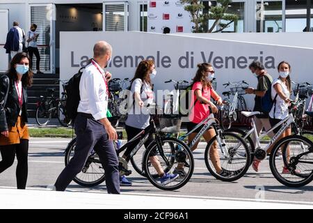 Palazzo del Cinema, Lido, Venedig, Italien. September 2020. Atmosphäre rund um das 77. Internationale Filmfestival von Venedig . Viele Teilnehmer tragen überall im Veranstaltungsraum Gesichtsbezüge, innen und außen. Das Tragen von Masken wird in Innenräumen kräftig verstärkt. Bild nach Kredit: Julie Edwards/Alamy Live Nachrichten Stockfoto