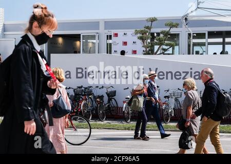 Palazzo del Cinema, Lido, Venedig, Italien. September 2020. Atmosphäre rund um das 77. Internationale Filmfestival von Venedig . Viele Teilnehmer tragen überall im Veranstaltungsraum Gesichtsbezüge, innen und außen. Das Tragen von Masken wird in Innenräumen kräftig verstärkt. Bild nach Kredit: Julie Edwards/Alamy Live Nachrichten Stockfoto