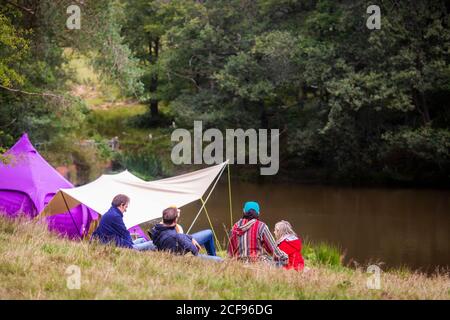 Chillen am See im Wellnessbereich des We Sind keine Festival sozial distanzierte Veranstaltung in Pippingford Park - Camping mit Festivalstimmung Stockfoto