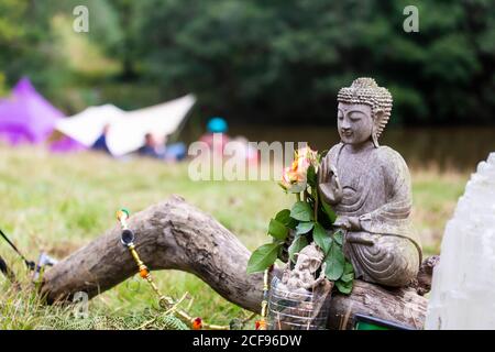 Statue von Buddha im Wellnessbereich bei We Are Kein Festival sozial distanziert im Pippingford Park - Camping mit Festivalstimmung Stockfoto