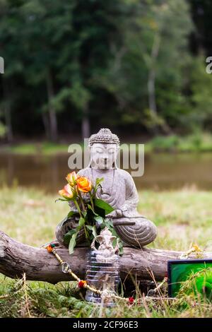 Statue von Buddha im Wellnessbereich bei We Are Kein Festival sozial distanziert im Pippingford Park - Camping mit Festivalstimmung Stockfoto