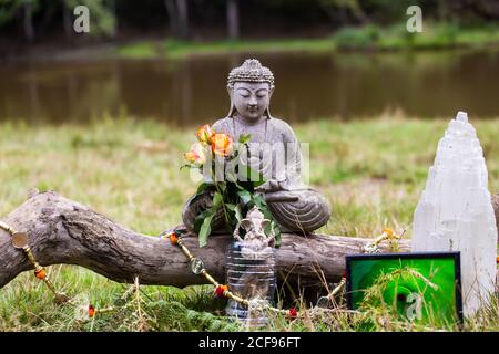 Statue von Buddha im Wellnessbereich bei We Are Kein Festival sozial distanziert im Pippingford Park - Camping mit Festivalstimmung Stockfoto