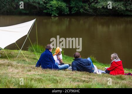 Chillen am See im Wellnessbereich des We Sind keine Festival sozial distanzierte Veranstaltung in Pippingford Park - Camping mit Festivalstimmung Stockfoto