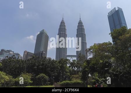 Low-Angle-Aufnahme der Petronas Twin Towers in Kuala Lumpur, Malaysia Stockfoto