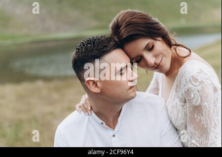 Braut und Bräutigam auf einen romantischen Moment. Stockfoto