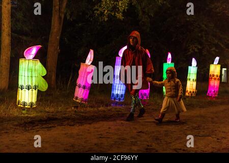 Woodland Illuminations at We are not a Festival sozial distanziert Event in Pippingford Park - Camping mit Festivalstimmung Stockfoto