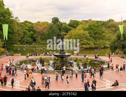 New York City, USA - 7. Oktober 2019: Viele Menschen sind rund um den Bethesda-Brunnen auf der Terrasse im Central Park.