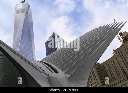 New York City, USA - 7. Oktober 2019: Die Oculus Mall in Manhattan. Der Freedom Tower ist im Hintergrund zu sehen. Stockfoto