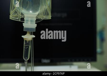 Infusionsbeutel, der während der Anästhesie an der Stange hängt Operationssaal Stockfoto