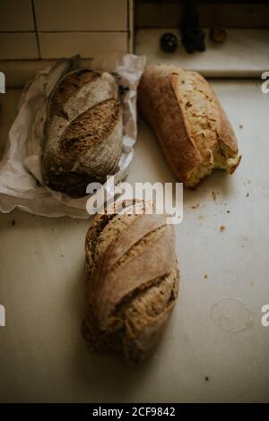 Von oben Roggen knusprig hausgemachte frische Lafs Brot auf Tisch zu Hause Stockfoto