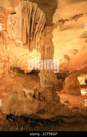 Stalaktiten und Stalagmiten in Thien Canh Son Cave, Cong do Island, Bai TU Long Bay, Halong Bay, Vietnam, Asien Stockfoto