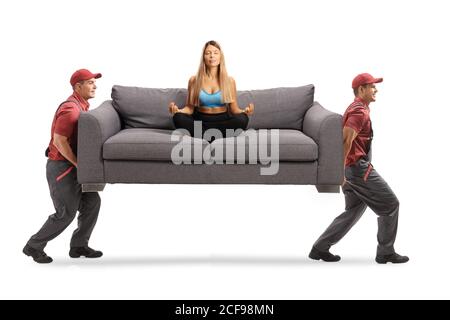 Zwei Personen, die ein Sofa mit einer jungen Frau beim Üben tragen Yoga isoliert auf weißem Hintergrund Stockfoto