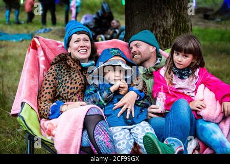 Familie genießen Festival-Vibes bei We are Not a Festival Sozial distanzierte Camping-Veranstaltung in Pippingford Park Stockfoto