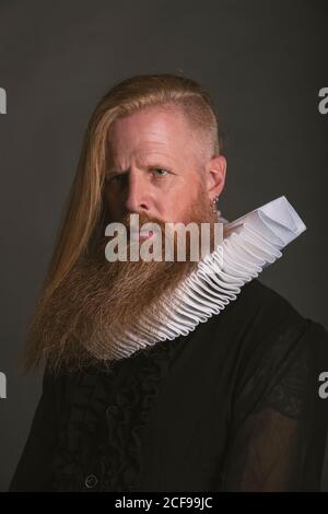 Selbstbewusster erwachsener rothaariger mittelalterlicher Magnat, der wegschaut Stockfoto