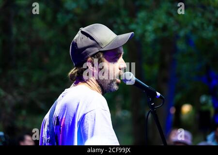 Beans on Toast live bei We Are Not A Festival Sozial distanzierte Veranstaltung in Pippingford Park - Camping mit einem festivalstimmung Stockfoto