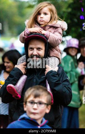 Familie genießen Festival-Vibes bei We are Not a Festival Sozial distanzierte Camping-Veranstaltung in Pippingford Park Stockfoto