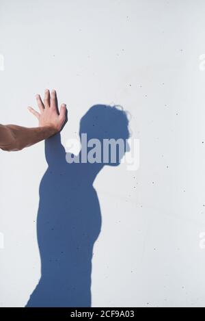 In der Nähe von eleganten Stuhl Tisch mit Nähmaschine und Dummy mit stilvolle Jacke in der Werkstatt zugeschnitten Stockfoto