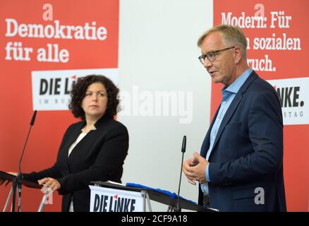 Potsdam, Deutschland. September 2020. Amira Mohamed Ali (l.) und Dietmar Bartsch, Vorsitzender der Fraktion die Linke, halten am Ende der geschlossenen Sitzung eine Pressekonferenz ab. Quelle: Soeren Stache/dpa-Zentralbild/dpa/Alamy Live News Stockfoto