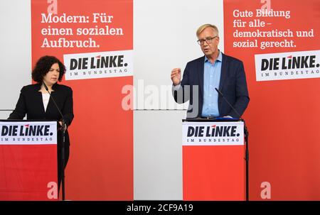 Potsdam, Deutschland. September 2020. Amira Mohamed Ali (l.) und Dietmar Bartsch, Vorsitzender der Fraktion die Linke, halten am Ende der geschlossenen Sitzung eine Pressekonferenz ab. Quelle: Soeren Stache/dpa-Zentralbild/dpa/Alamy Live News Stockfoto