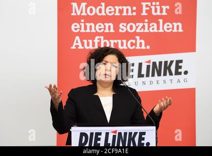 Potsdam, Deutschland. September 2020. Amira Mohamed Ali, Fraktionsvorsitzende die Linke, wird am Ende der geschlossenen Sitzung im Rahmen einer gemeinsamen Pressekonferenz mit dem Ko-Vorsitzenden Bartsch sprechen. Quelle: Soeren Stache/dpa-Zentralbild/dpa/Alamy Live News Stockfoto