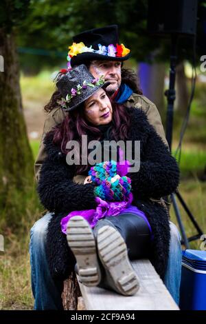 Paar mit den Armen um einander bei Wir sind nicht Ein Festival sozial distanzierte Veranstaltung in Pippingford Park - Camping Mit Festivalatmosphäre Stockfoto