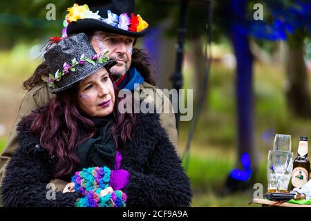 Paar mit den Armen um einander bei Wir sind nicht Ein Festival sozial distanzierte Veranstaltung in Pippingford Park - Camping Mit Festivalatmosphäre Stockfoto