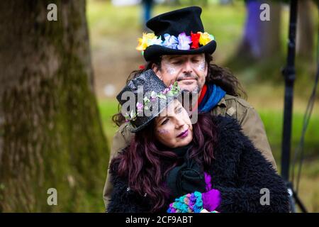 Paar mit den Armen um einander bei Wir sind nicht Ein Festival sozial distanzierte Veranstaltung in Pippingford Park - Camping Mit Festivalatmosphäre Stockfoto