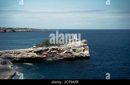 MALLORCA, SPANIEN - 17. Juli 2020: Mallorca, Spanien - 17. JULI 2020. Die schöne Küste von Cala Mendia. Stockfoto